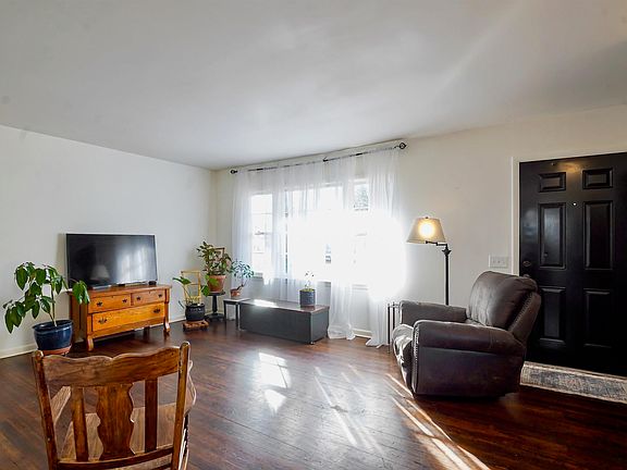 4th image of 837 Walnut St