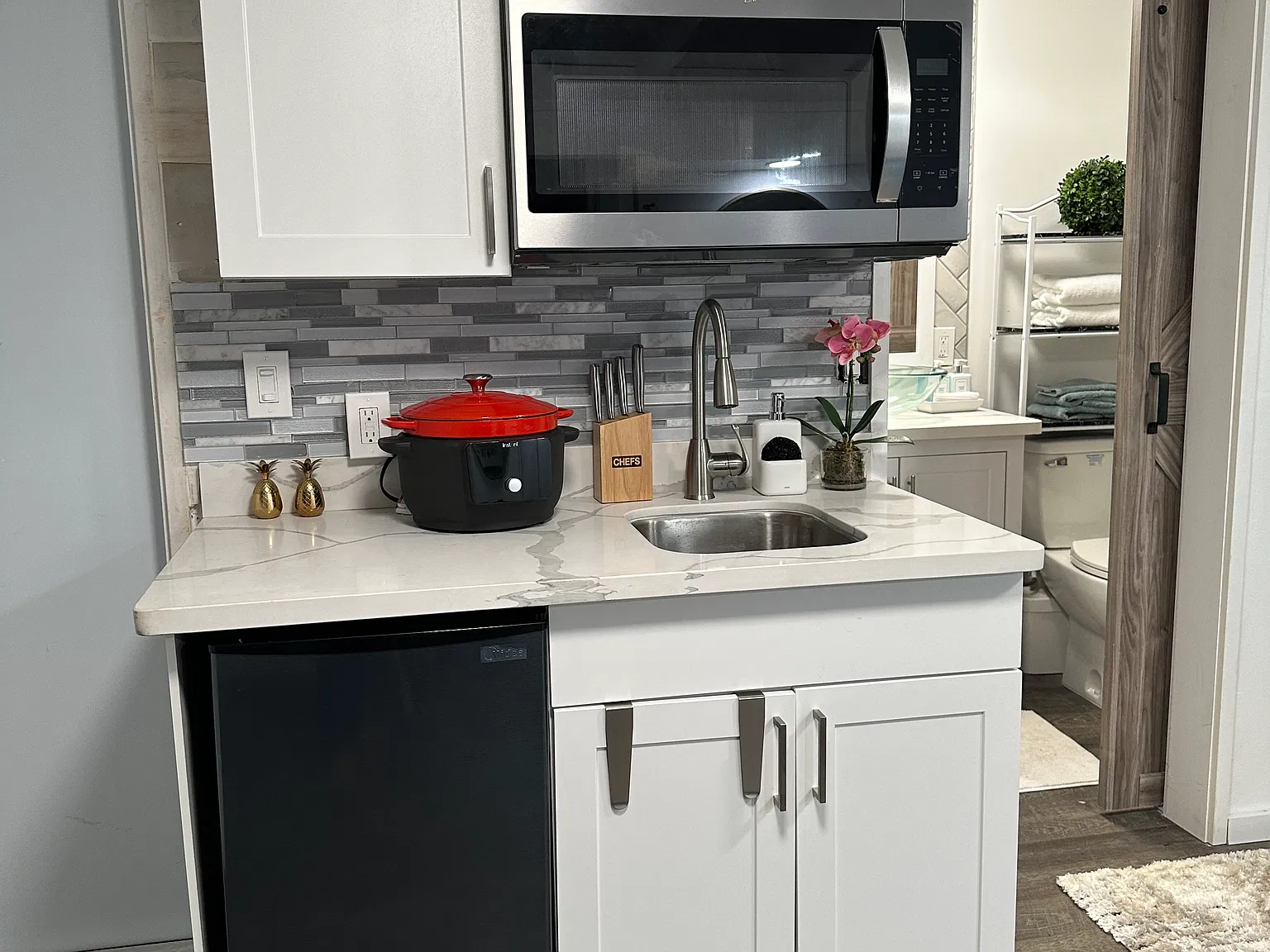 Studio, 200 sqft, $1,900 — Photo 4