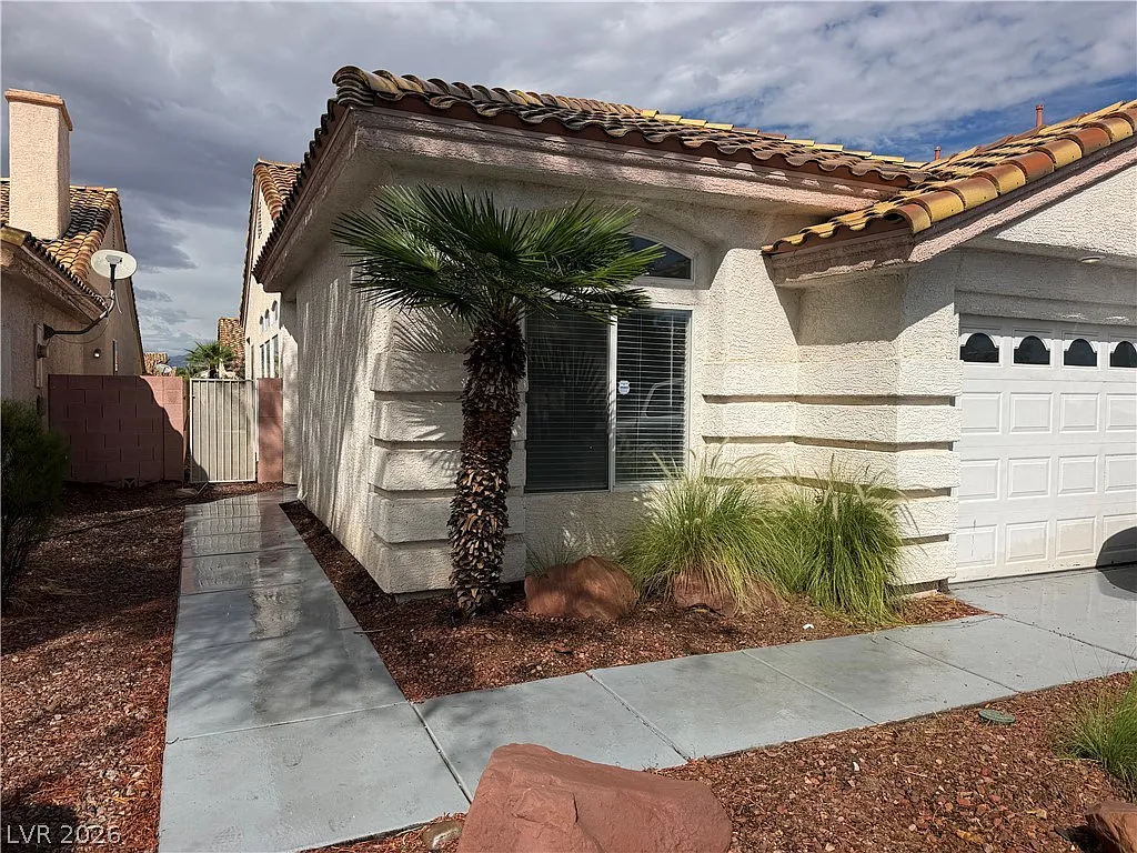 3 bed, 2.0 bath, 1360 sqft, $2,400 — Photo 2