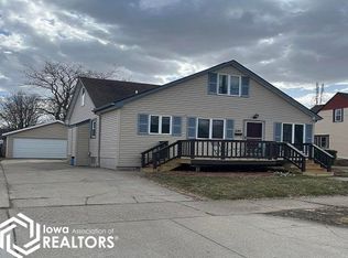 242 N Crescent Dr, Mason City, IA 50401