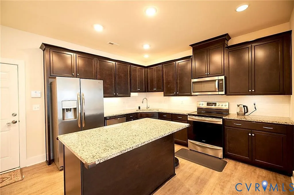 3 bed, 2.5 bath, 1570 sqft, $2,400 — Photo 3