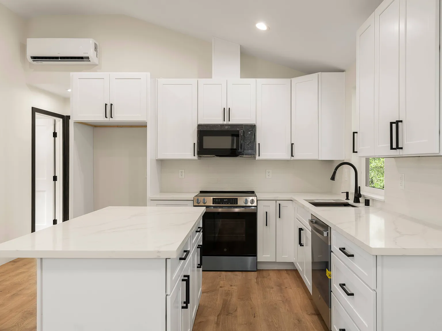 2 bed, 768 sqft, $2,200 — Photo 3