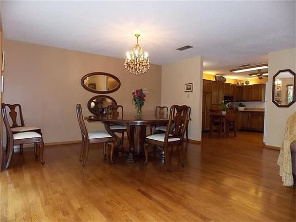 5th image of 208 Elmwood Dr