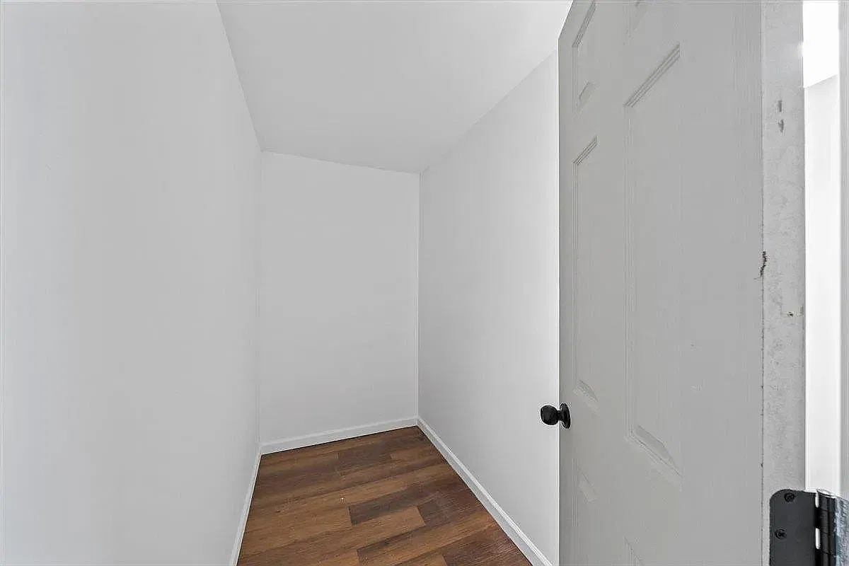 5 bed, 1958 sqft, $2,235 — Photo 3