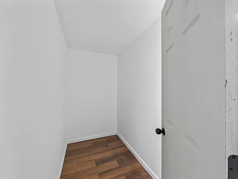 1441 Robin Hood Ln — Photo 3