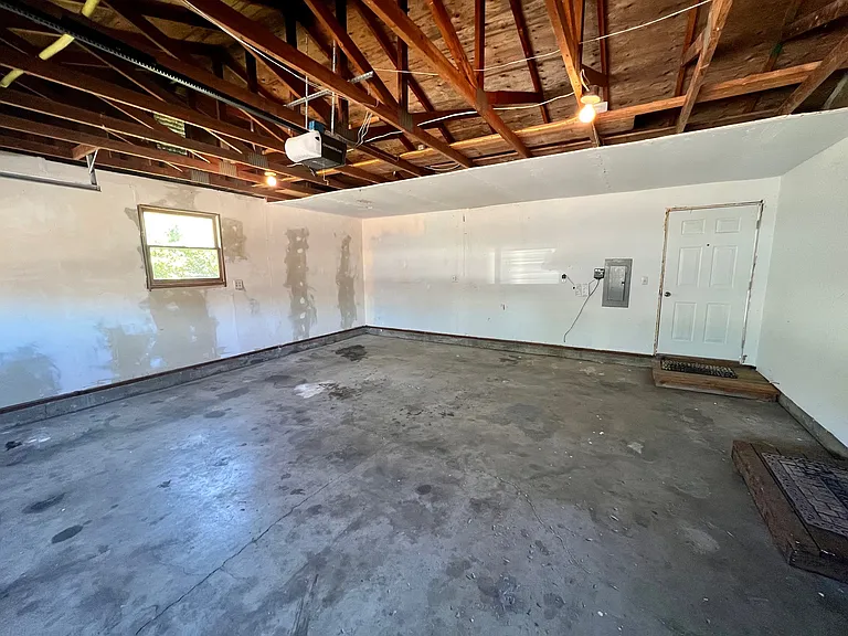 2570 Aztec Ave — Photo 4