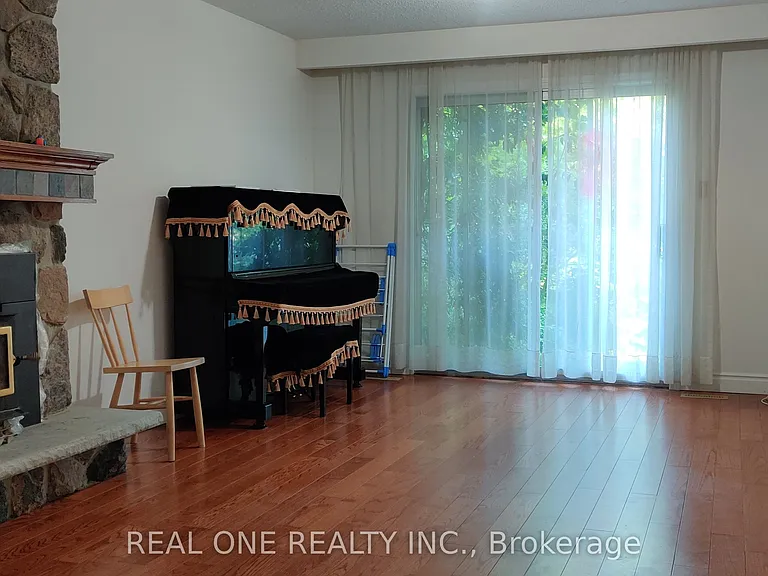 72 Liebeck Cres — Photo 2