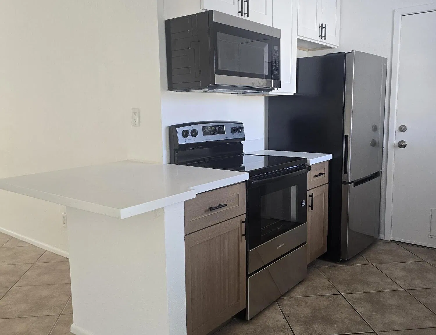 2 bed, 2.0 bath, 906 sqft, $1,690 — Photo 1