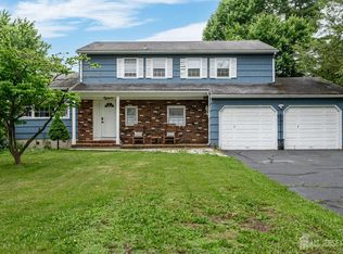 18 Chipper Dr, Kendall Park, NJ 08824