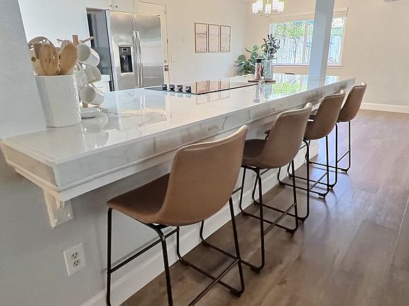 4th image of 8237 N Del Mar Ave