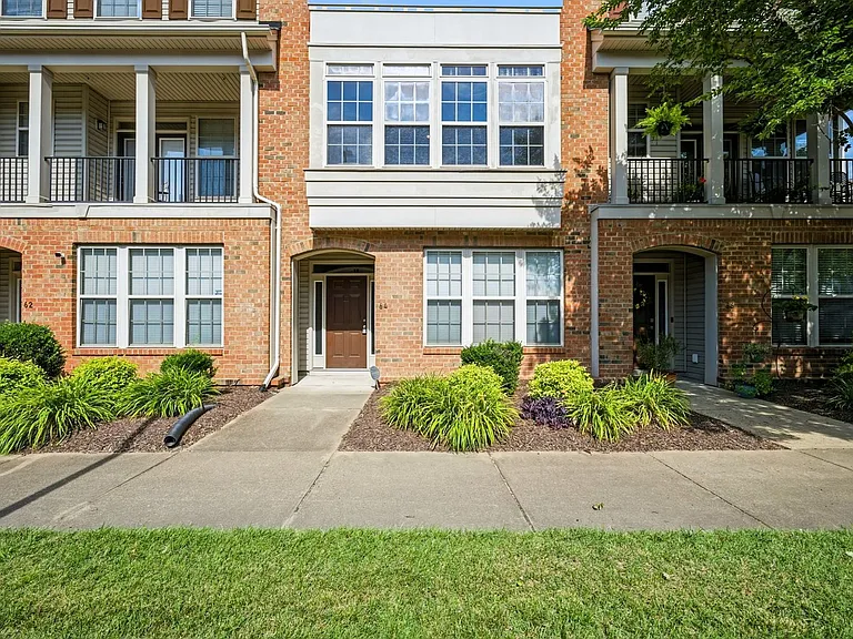 64 Transit Ln — Photo 1