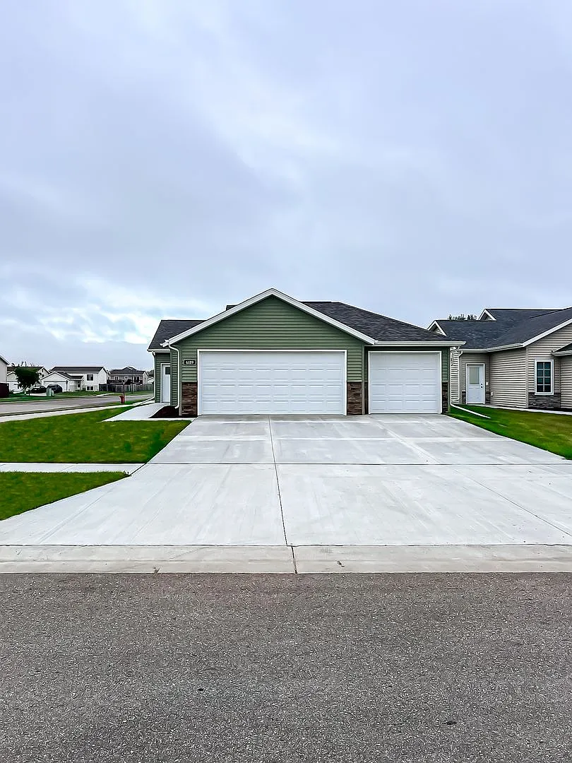Legacy Park Townhomes — Photo 1