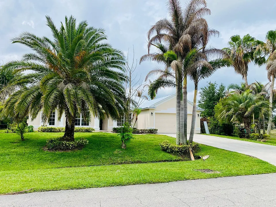 5952 NW Baynard Dr