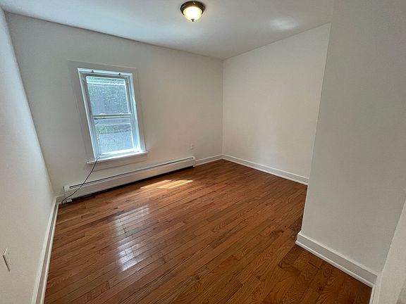 4th image of 129-131 E Quincy St #129