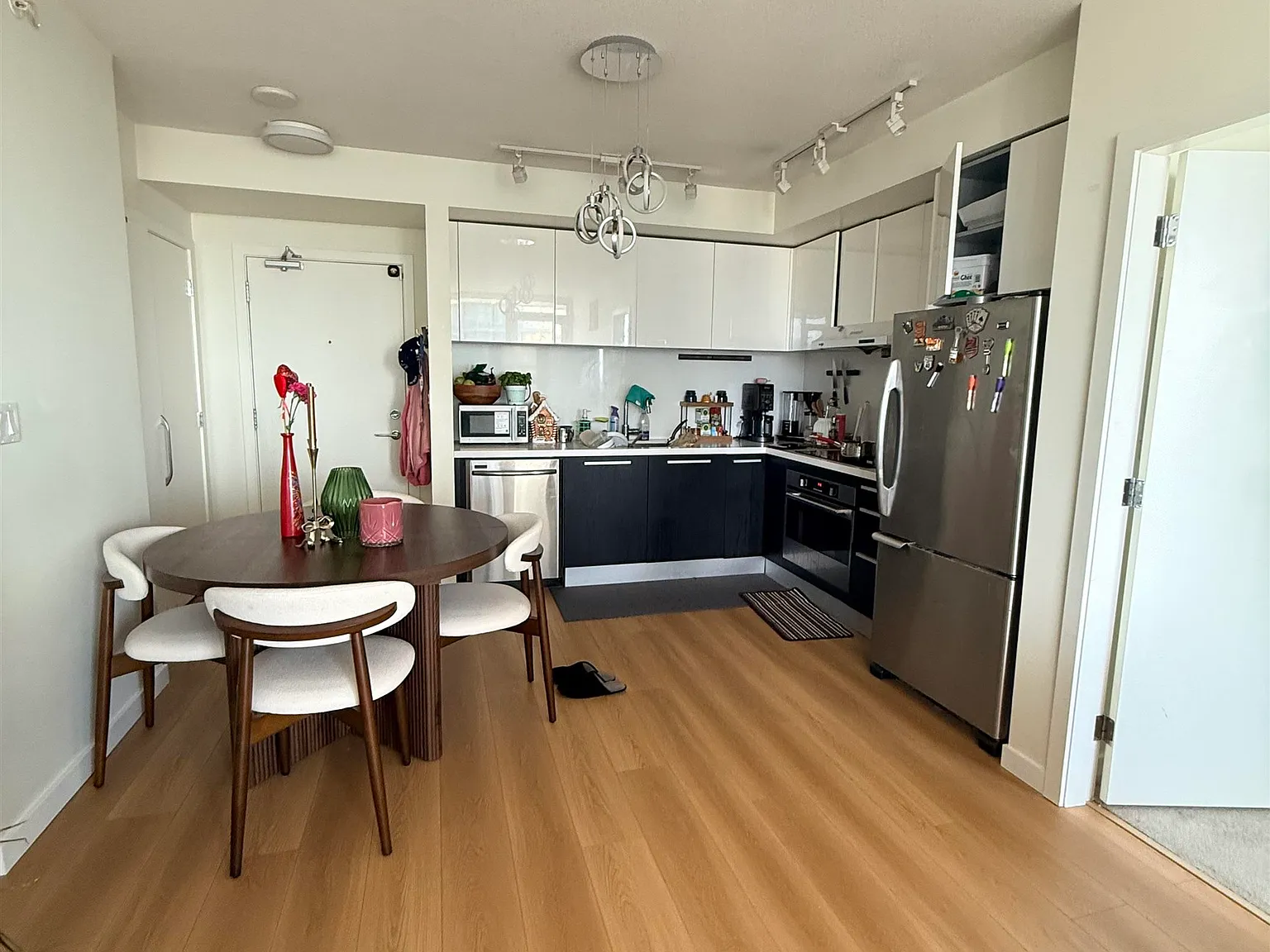 2 bed, 755 sqft, $2,900 — Photo 2