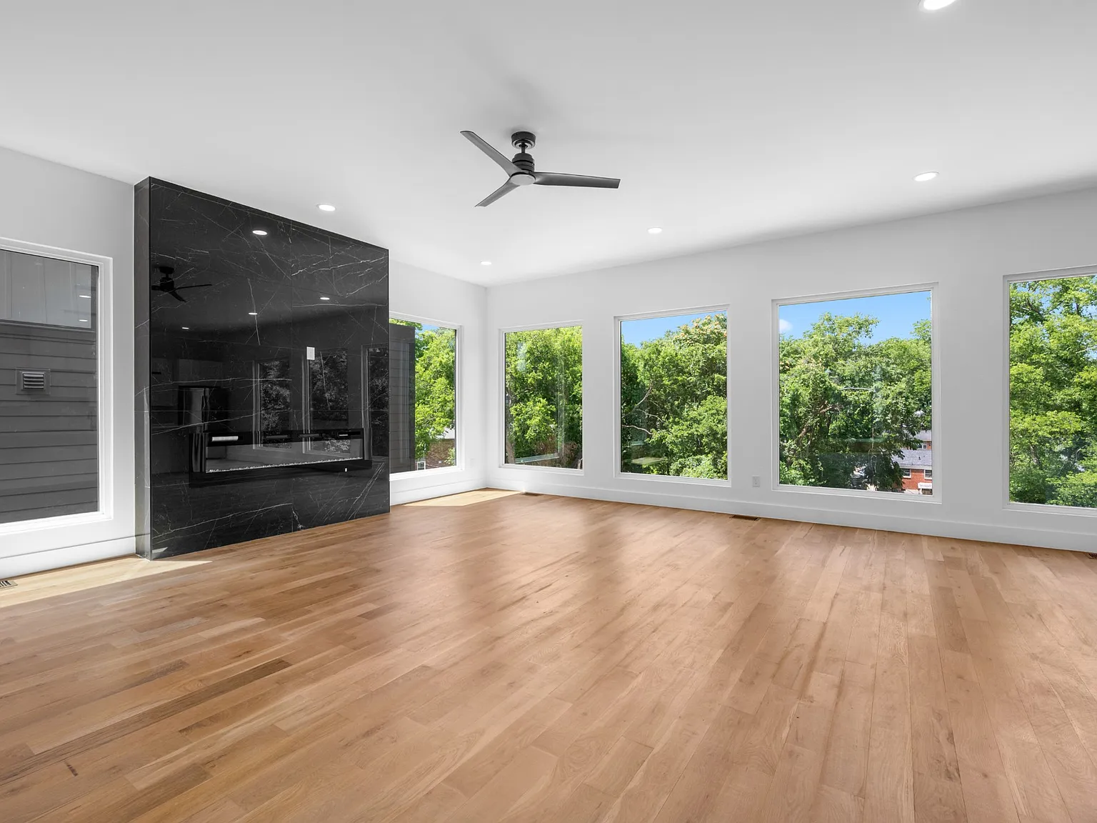 1005 Glenview Dr — Photo 3