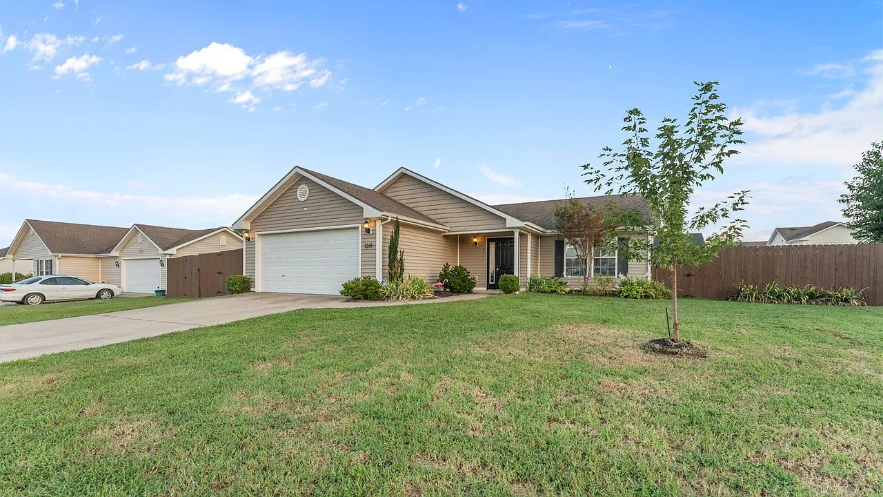 3 bed, 2.0 bath, 1128 sqft, $1,395 — Photo 2