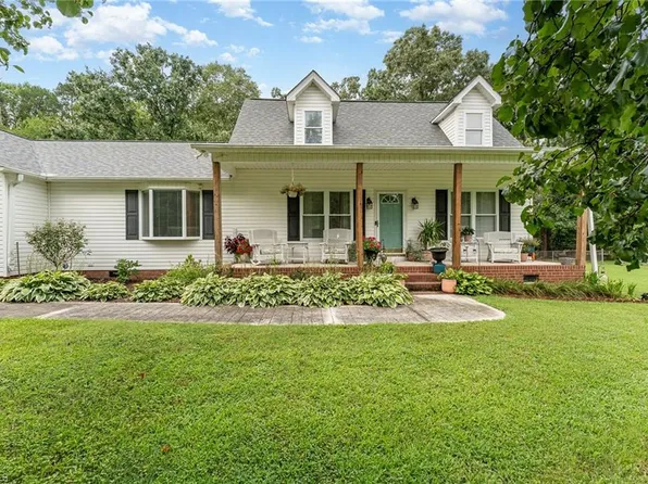 6030 Riverdale Dr, High Point, NC 27263