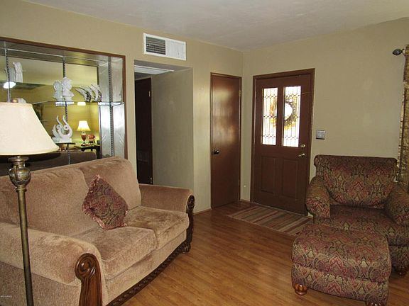 4th image of 521 E Melrose Dr