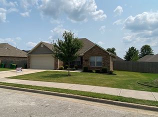 541 Spur Ln, Centerton, AR 72719