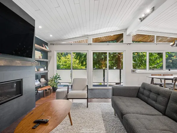 4651 Hoskins Rd, North Vancouver, BC V7K 2R2