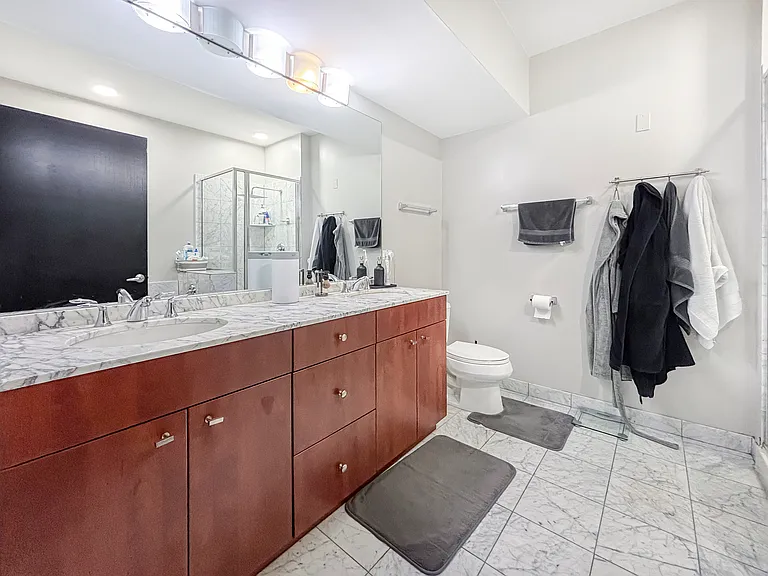 565 W Quincy St #802 — Photo 8