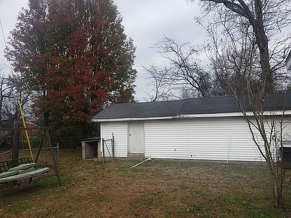 3rd image of 636 Foster St