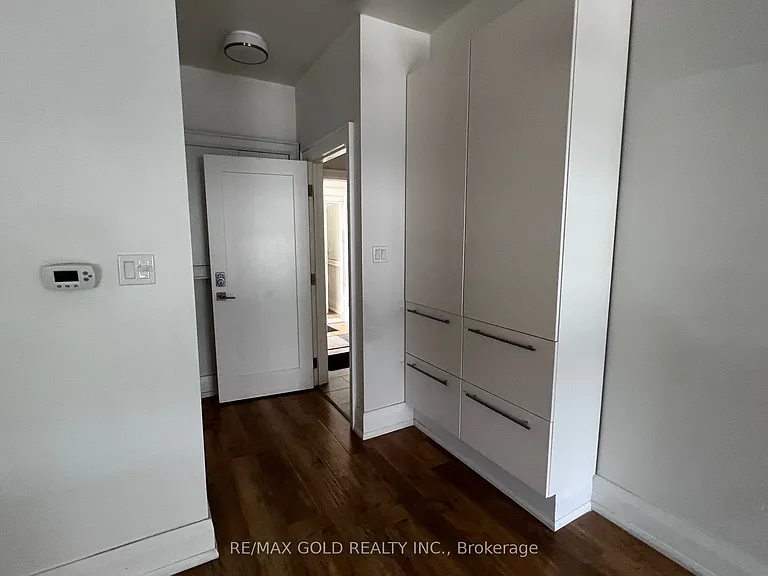 2215 Danforth Ave #STUDIO — Photo 2
