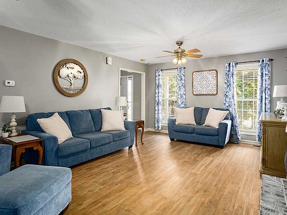 4th image of 310 Cloverleaf Cir