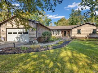 565 Grampian Ave, Lake Orion, MI 48362