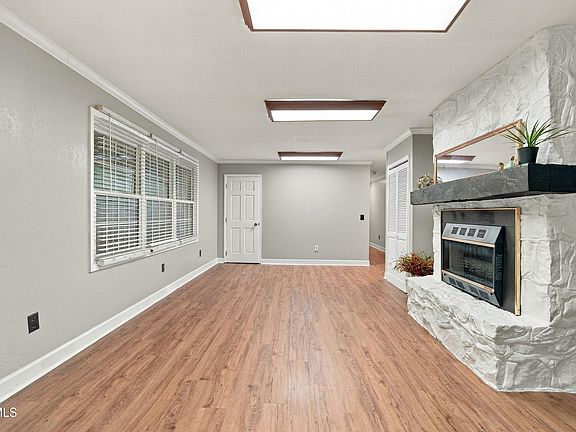 3rd image of 8412 Courtland Rd