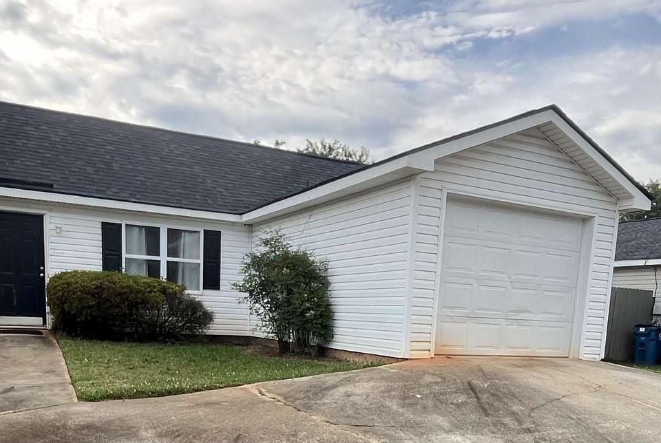1st image of 440 Hollow Ridge Dr