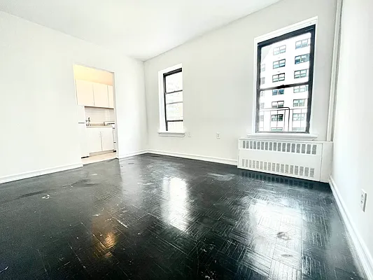 Rented by HOLTON REAL ESTATE INC. | media 11