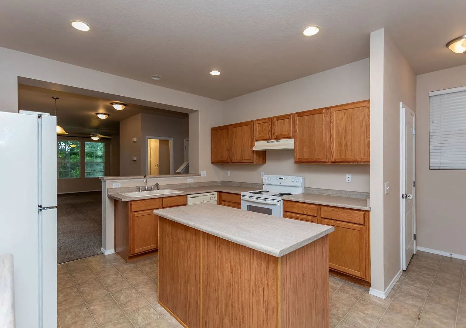 Beautiful 3Bedroom Home Near Powers Corridor! — Photo 4