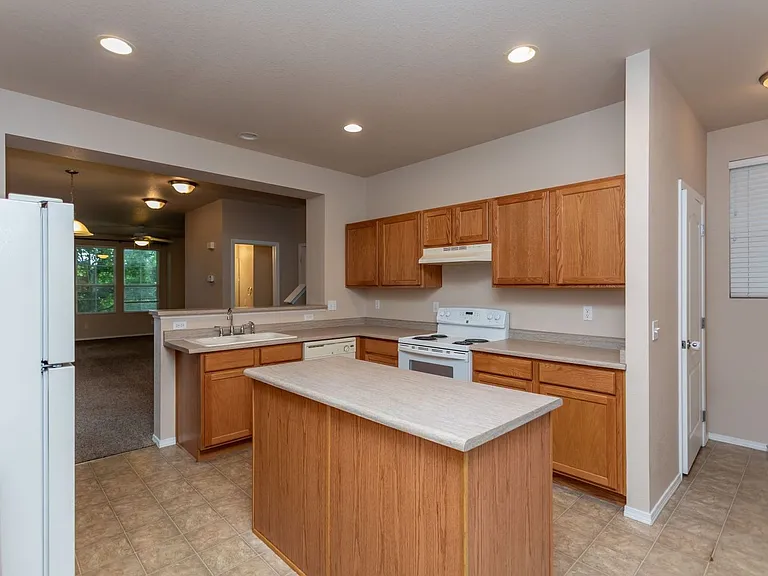 6563 Silverwind Cir — Photo 4