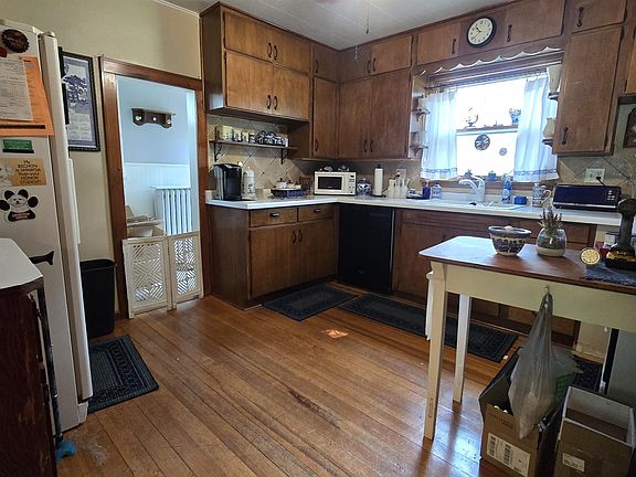 4th image of 305 E Main St
