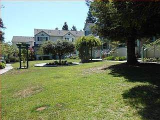 3rd image of 128 Claremont Ter
