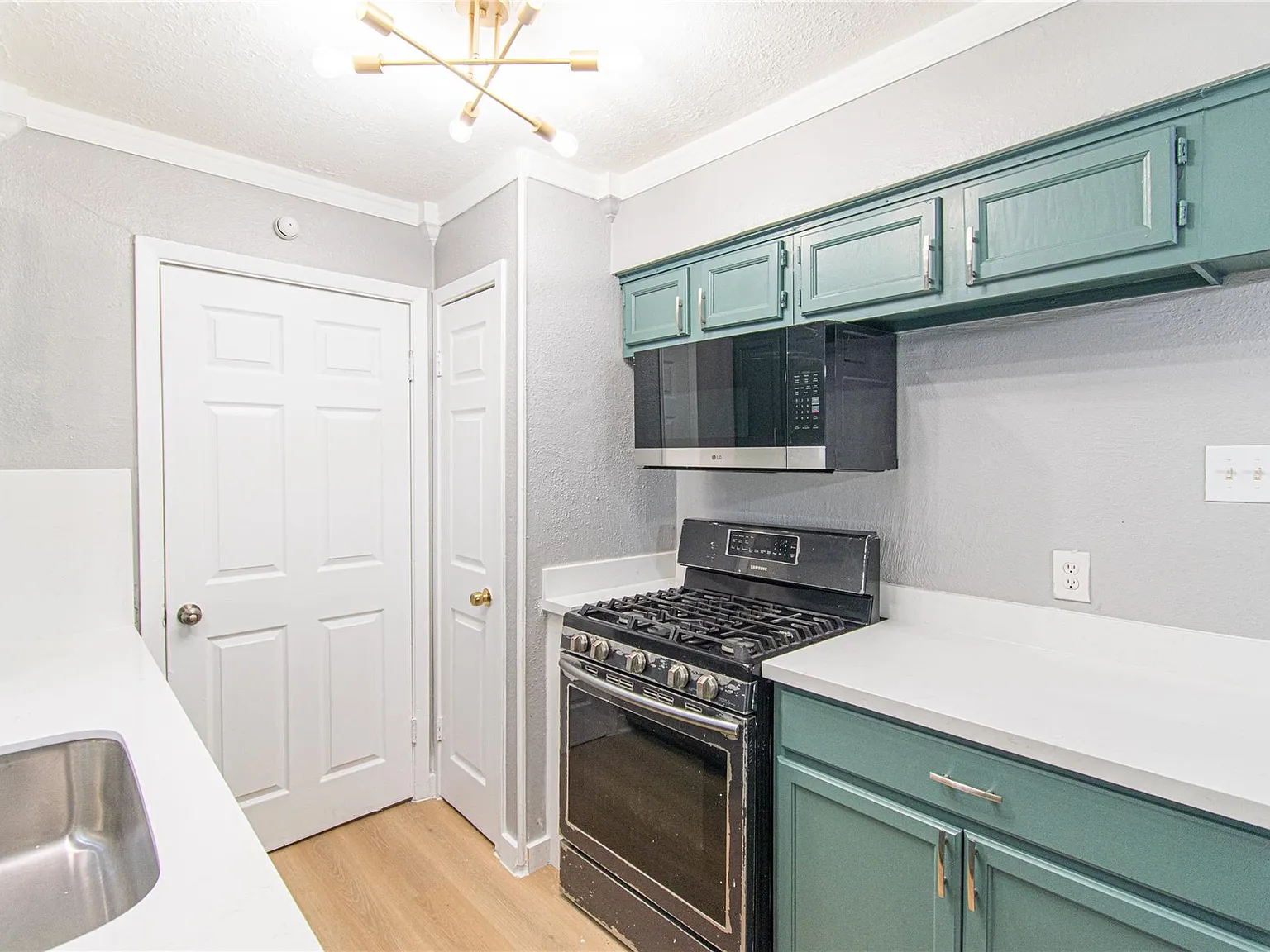 3 bed, 2.0 bath, 1165 sqft, $1,750 — Photo 2