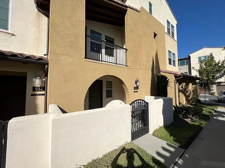 938 E Weaver Ln — Photo 3