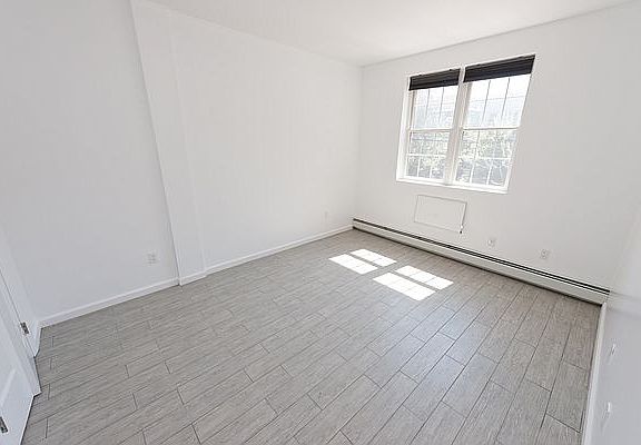 5th image of 2757 Crescent St APT 2A