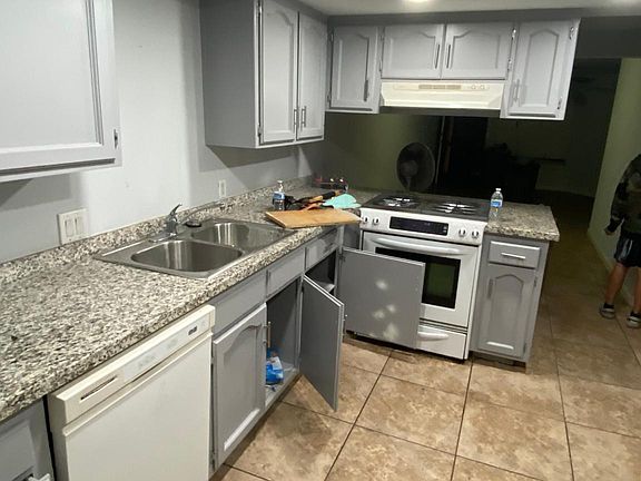 3rd image of 1817 W Whitendale Ave