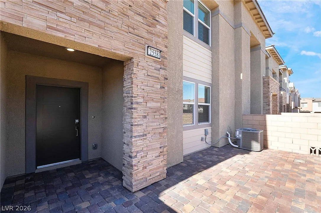 3 bed, 2.5 bath, 1814 sqft, $2,350 — Photo 2