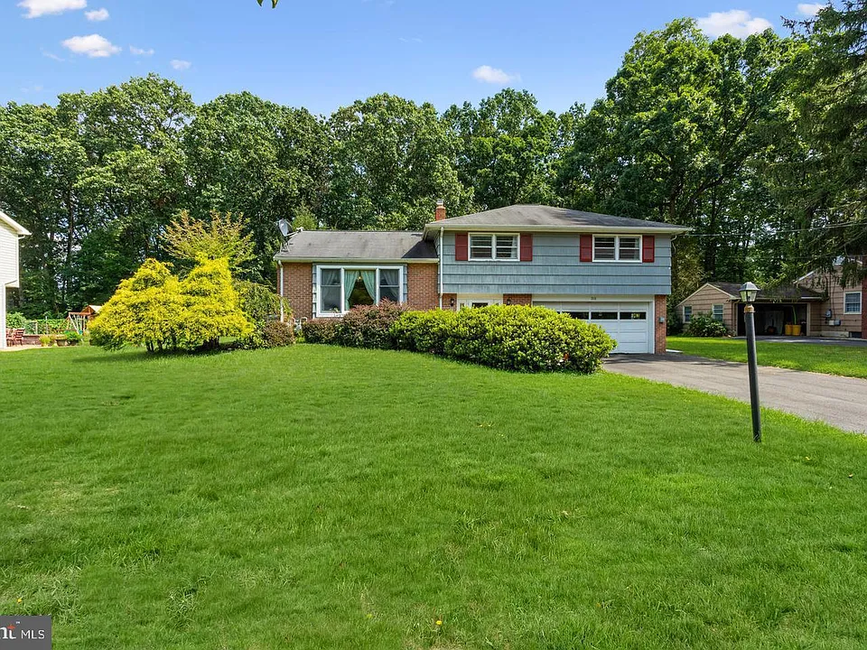 318 Oak Ln