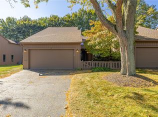 7 Sky Ridge Dr, Rochester, NY 14625