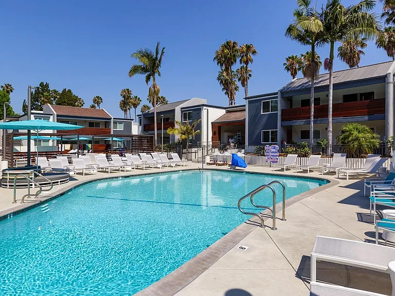 Beverly Plaza Apartments — Photo 15