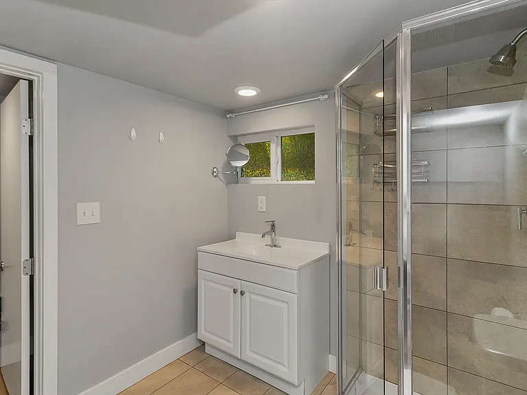 4246 S Graham St #BASEMENT — Photo 15