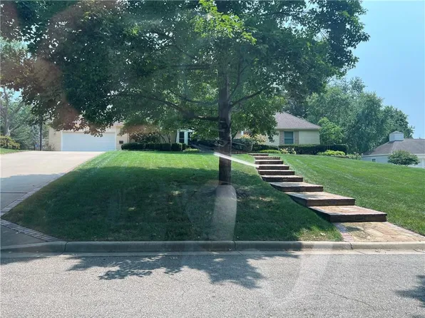 9729 Sagamore Rd, Leawood, KS 66206