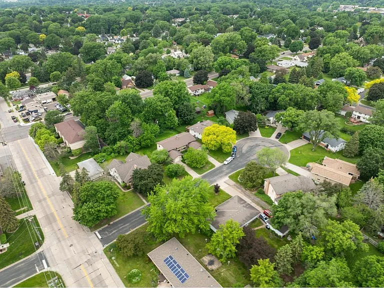 3308 Roosevelt Ct NE — Photo 6