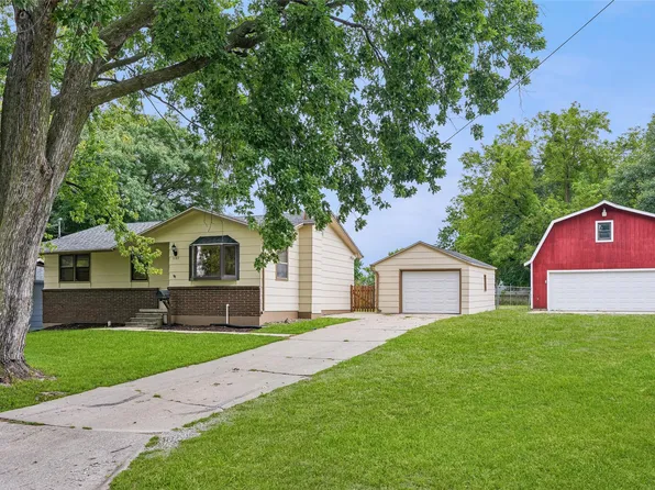 1107 N 10th Ave E, Newton, IA 50208