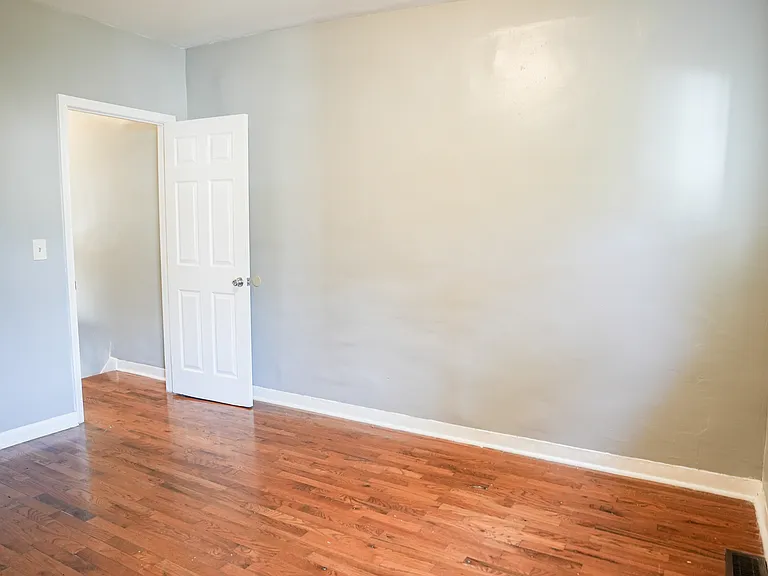 2630 E Monument St — Photo 11